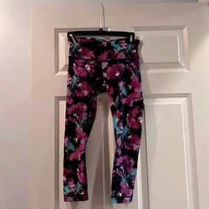Lululemon EUC Wunder Under Crop Size 4
